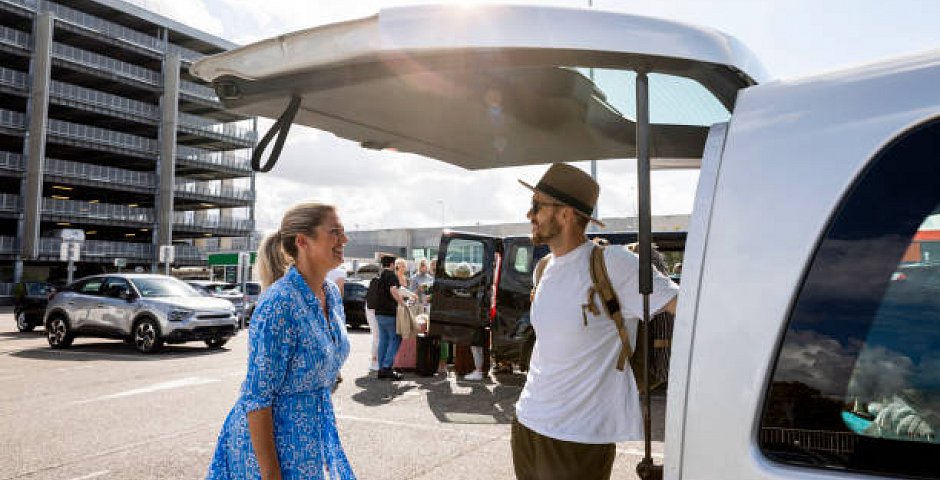 rental-car-georgia-people-on-the-airport-image