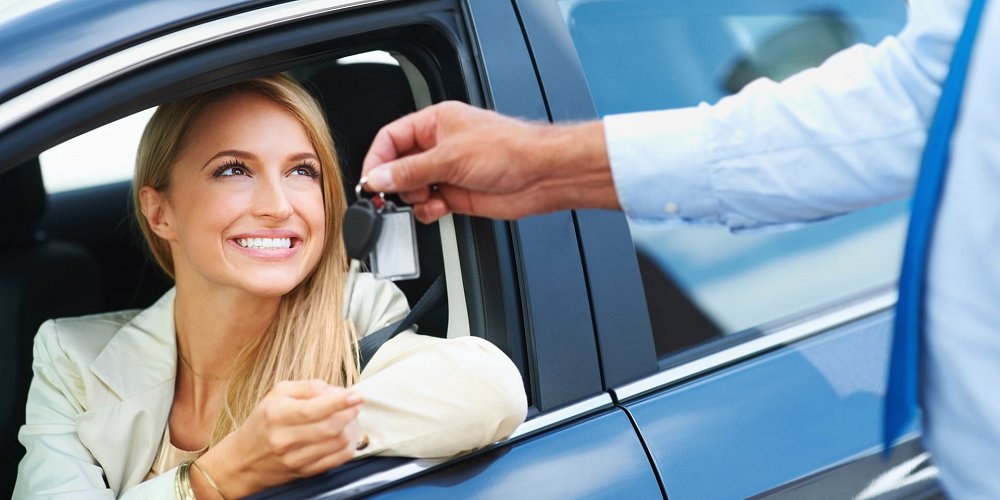 rental-car-georgia-women-with-car-key
